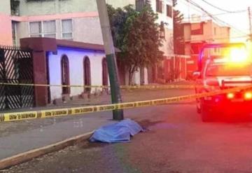 Encuentran a mujer sin vida frente a una escuela primaria del Estado de México