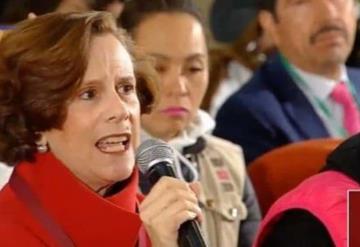 Asiste Denise Dresser a la mañanera; AMLO le asegura que no habrá censura a periodistas