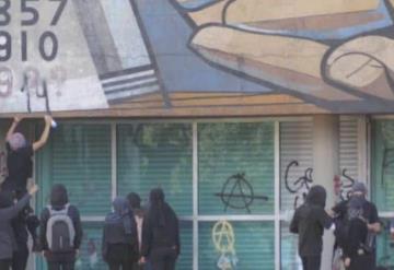 Vandalizan rectoría de la UNAM