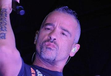 Eros Ramazzotti le da un codazo a fan en Ciudad de México