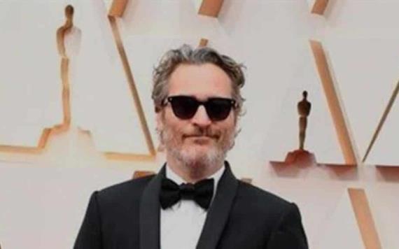 Joaquin Phoenix cumple su compromiso en los Oscars