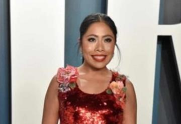 Yalitza cambia zapatillas de diseñador por chanclas