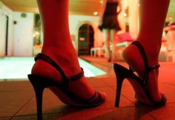 Un hombre prostituyó a compañeras  de su hija durante años