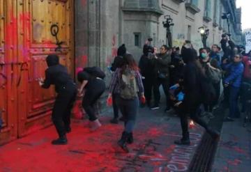 Protestan feministas en Palacio Nacional; realizan pintas en reclamo a los feminicidios