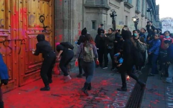 Protestan feministas en Palacio Nacional; realizan pintas en reclamo a los feminicidios