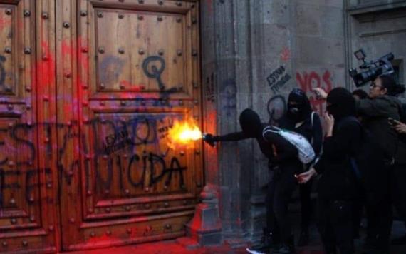 Pide López Obrador a feministas que no pinten puertas ni paredes en marchas