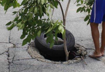 Alcantarillas sin tapas, huecos y baches en calles de la colonia Gaviotas Sur