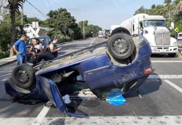 Maestros resultan lesionados por volcadura en la carretera Cárdenas-Villahermosa