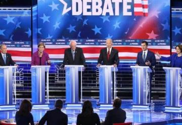 Candidata a presidencia de Estados Unidos causa polémica al saludar a AMLO en pleno debate