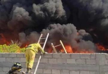 Cierran carretera por incendio en recicladora