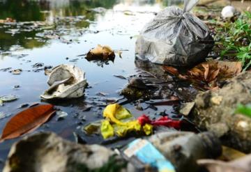 Vierten basura en el vaso regulador; ciudadanos no respetan la ley