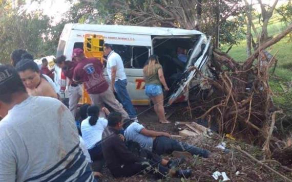 15 lesionados deja choque entre combis en Tabasco