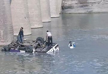 Mueren 24 invitados de una boda luego de que su autobús cayera a un río