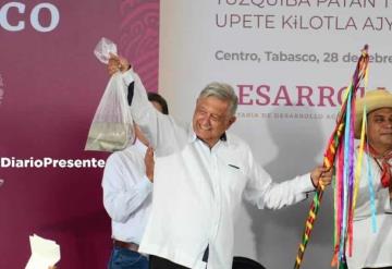 Visita Andrés Manuel López Obrador Tamulté de las Sabanas, le regalan ejemplares de pejelagartos