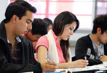 Lanzan convocatoria de becas para universitarios