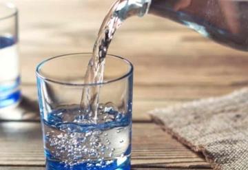 Despiden a mesero por regalarle un vaso de agua de garrafón a un niño