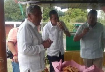 Gobernador de Tabasco y director del Insabi comen carnitas en ejido Felipe Carrillo Puerto de Centla