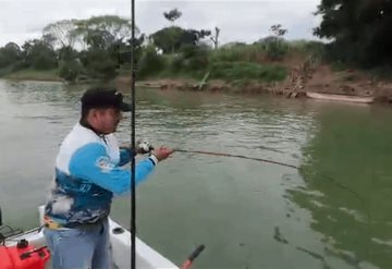 Captura Magistral de ejemplar ganador en torneo de pesca