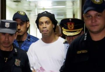 Compiten equipos de presos por fichar a Ronaldinho