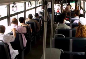 Pasajero se va a golpes contra acosador en transporte público