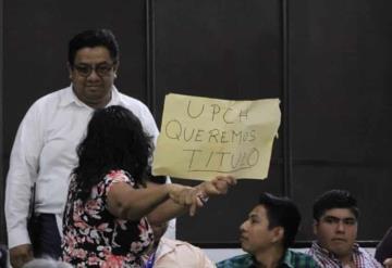 Exigen estudiantes y padres de familia de la UPCH entrega de títulos