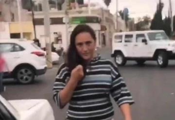 Abandona a sus hijos en un Oxxo y la graban, se vuelve viral y le apodan #LadyManoseada