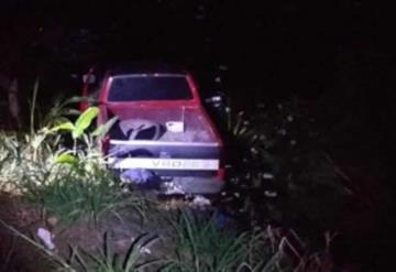 Roba camioneta, la policía lo persigue, cae en un dragado y nada para escapar