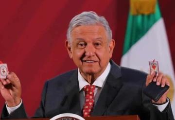 Presume AMLO que escapularios del Sagrado Corazón de Jesús lo protegen