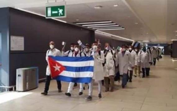 “¡Gracias héroes!”, italianos reciben a médicos cubanos