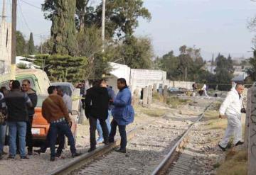 Asesinan a una mujer y abandonan su cuerpo junto a las vías de un tren en Puebla