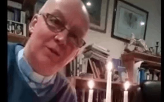 Padre casi se incendia durante sermón virtual
