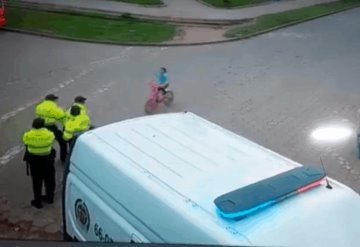 Niña se vuelve viral al atropellar a policía con su bicicleta