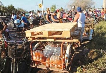 Rapiñaron tráiler con refrescos; llegaban hasta en triciclos para llevarse la mercancía