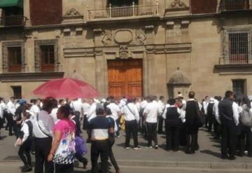 Meseros y bartenders protestan a fuera de palacio nacional ante crisis por Covid-19