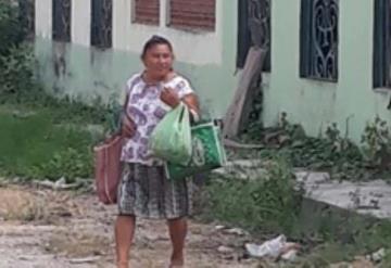 Sin importar pandemia, humilde campesina recorre las calles vendiendo sus productos