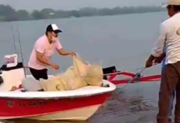 Socios del Club de Pesca Chucumite llevaron despensa, en lanchas, a familias marginadas en Jonuta