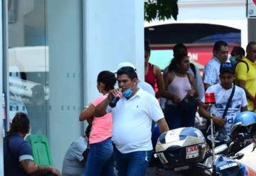 Sin control en los centros bancarios de Tabasco, se aglomeran las personas