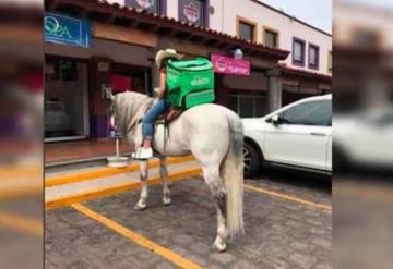 Chica reparte comida a caballo y se vuelve viral