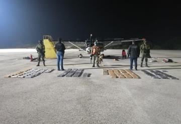 Encuentran 154 paquetes de cocaína en las alas de una aeronave en Chiapas