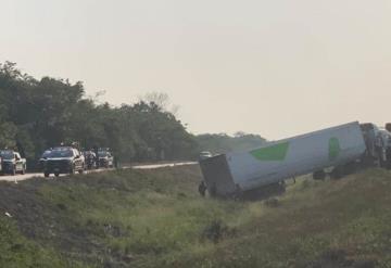 Colocan piedras y troncos sobre la carretera para que unidades de carga se accidenten y los saqueen