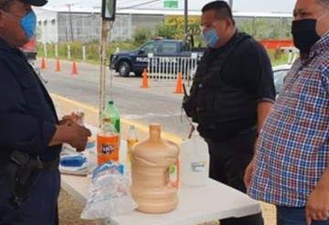 Entregan horchata y hielo a policías del filtro sanitario Frontera-Villahermosa