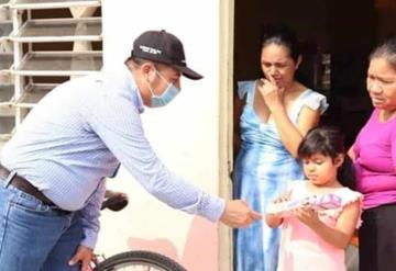 El DIF Jonuta entrega juguetes casa por casa, en este Día del Niño