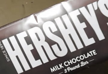 Compra barra de chocolate Hershey´s y se lleva gran sorpresa al abrirlo