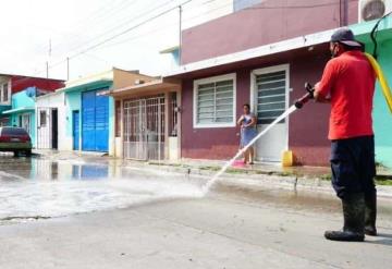 Sanitizan calles de Paraíso para evitar propagación de COVID-19