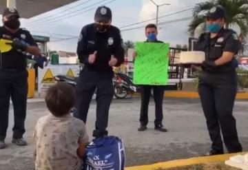 Policías realizan festejo del Día del Niño a pequeño que vendía cubrebocas en la calle