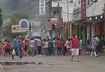 Continúa cierre de calles en Teapa