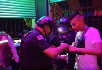 Policías cierran un bar y cancelan fiestas en Ecatepec, Estado de México