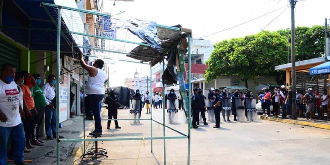 Desalojan a comerciantes de la Villa Ocuiltzapotlán, en el municipio de Centro