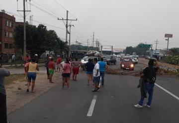 Habitantes cierran carretera Villahermosa-Frontera