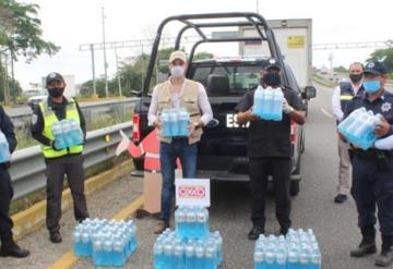 Entrega Oxxo bebidas hidratantes a policías de los filtros sanitarios de Tabasco